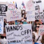 全球民众游行抗议特朗普 纷纷举牌“住手-博彩排名网-博彩论坛-博彩社区